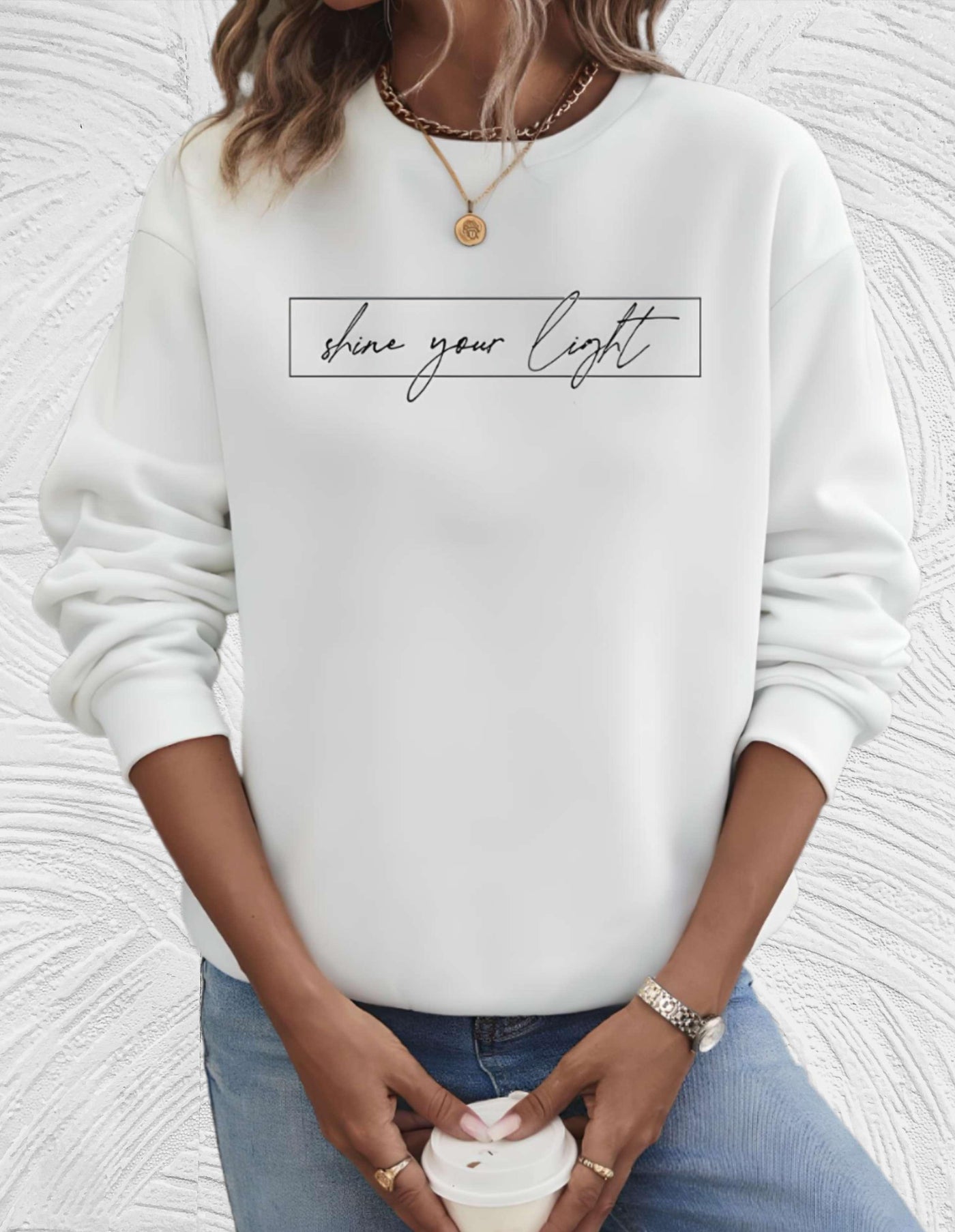 Velanora- Oversized sweater met ronde hals en 'share your light'-statement op de voorkant