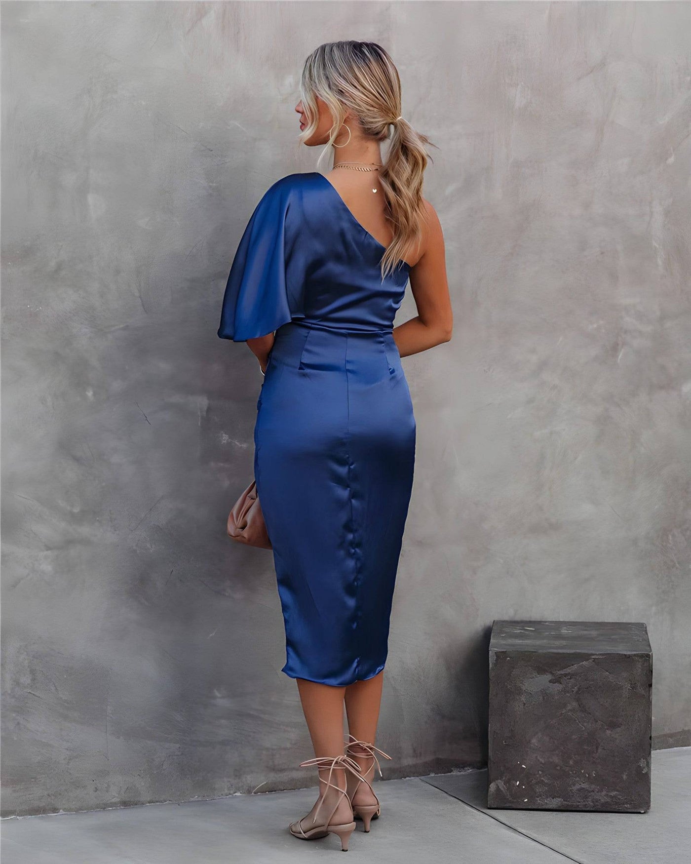 Lana – Stijlvolle zijden one-shoulder dames jurk